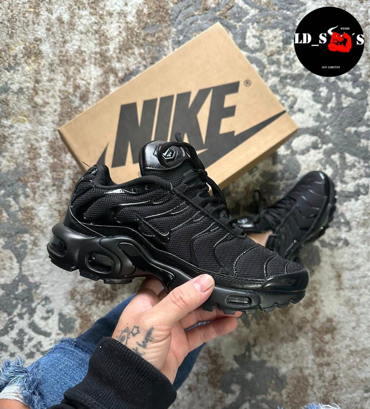 NIKE TN NEGRO